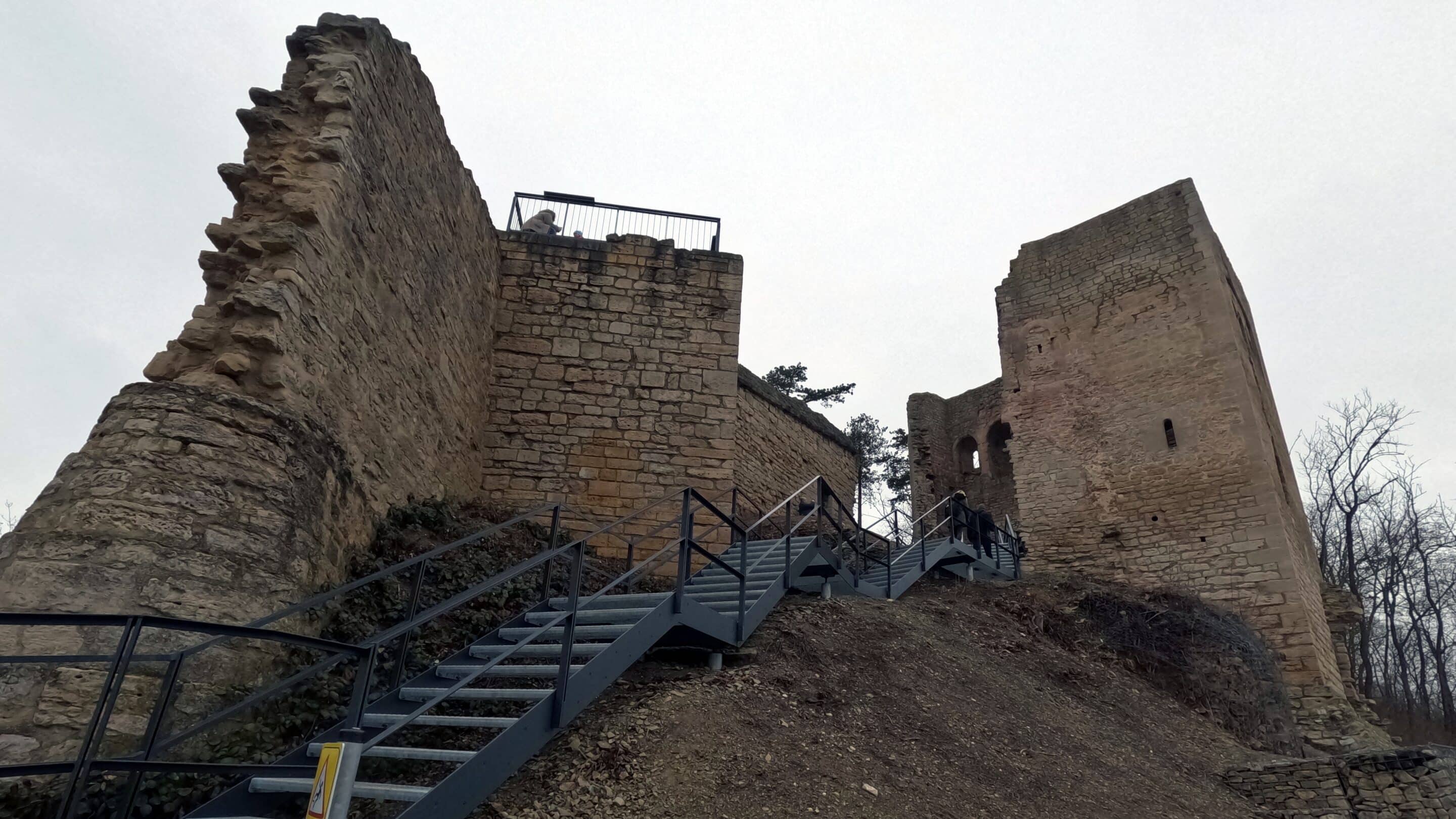 Eine Wegekonstruktion an der Burgruine Lobdegurg in Jena Lobeda macht die Begehung möglich.