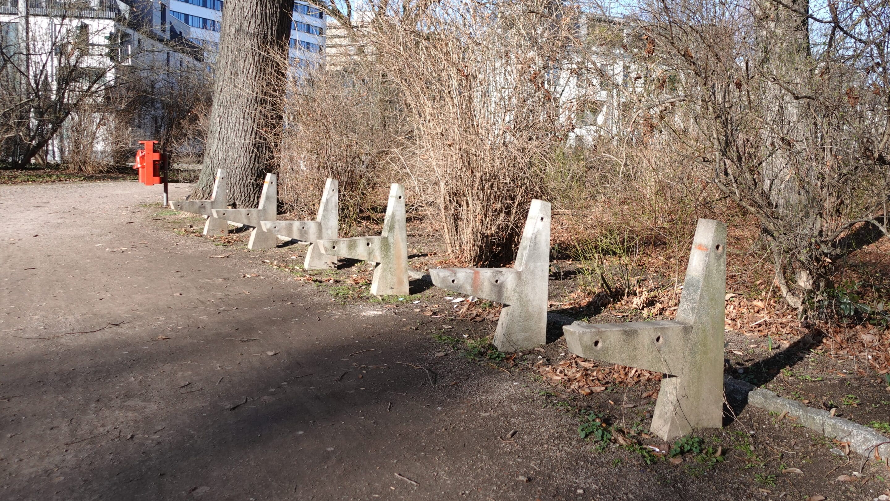 Bänke stehen im Winter ohne Holzuntersatz in einem Park in Erfurt der Landeshauptstadt von Thüringen.