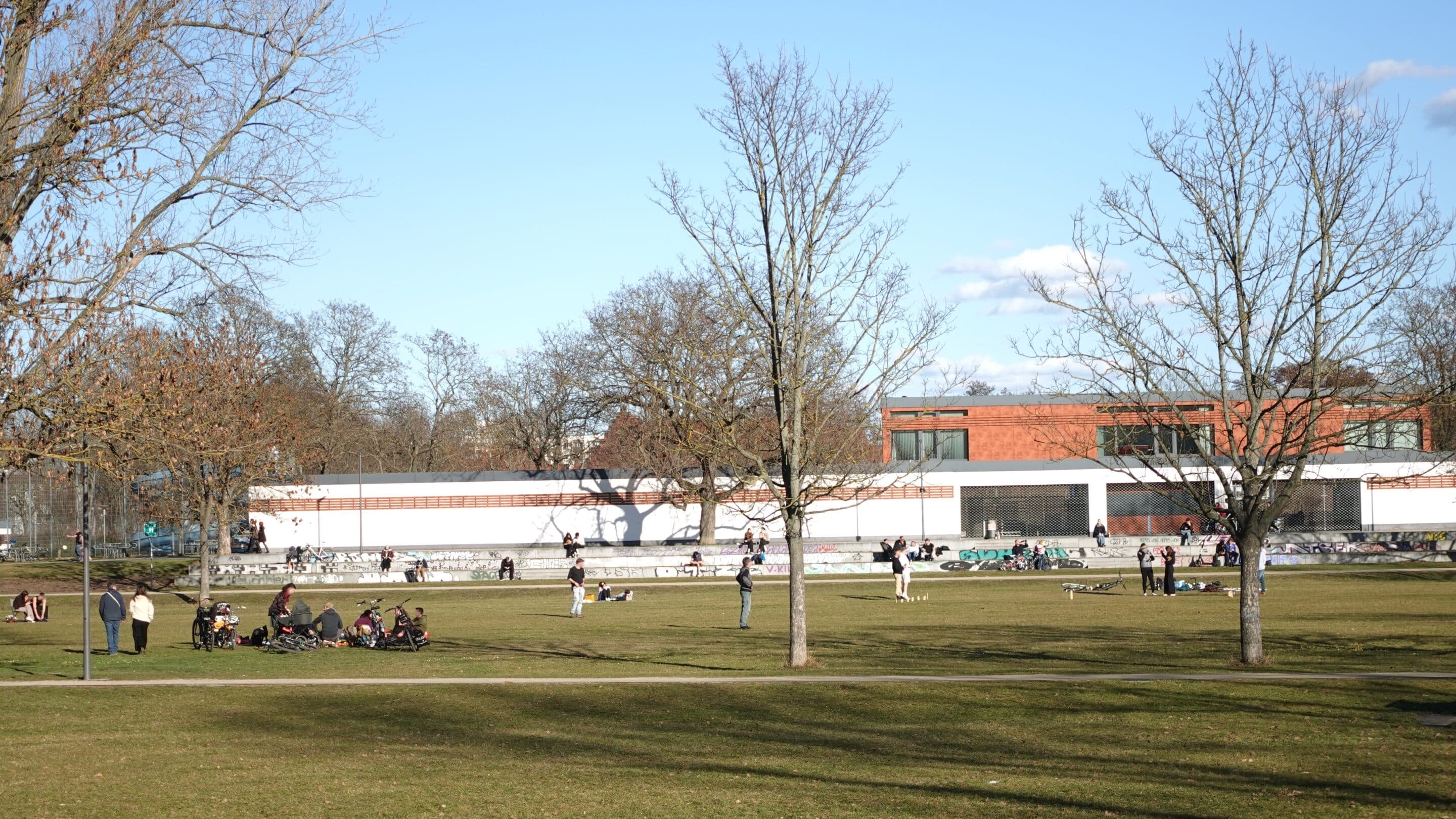 Menschen im Frühling verbringen ihre Freizeit im Nordpark Erfurt.
