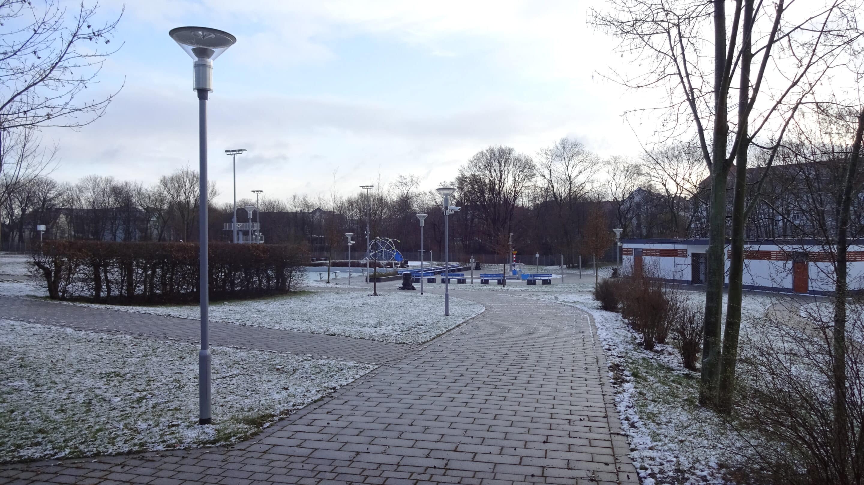 Im Nordbad Erfurt liegt Schnee im Frühling.