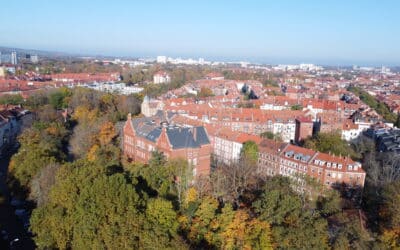 Notarzteinsatzfahrzeug durch Verkehrsunfall beschädigt