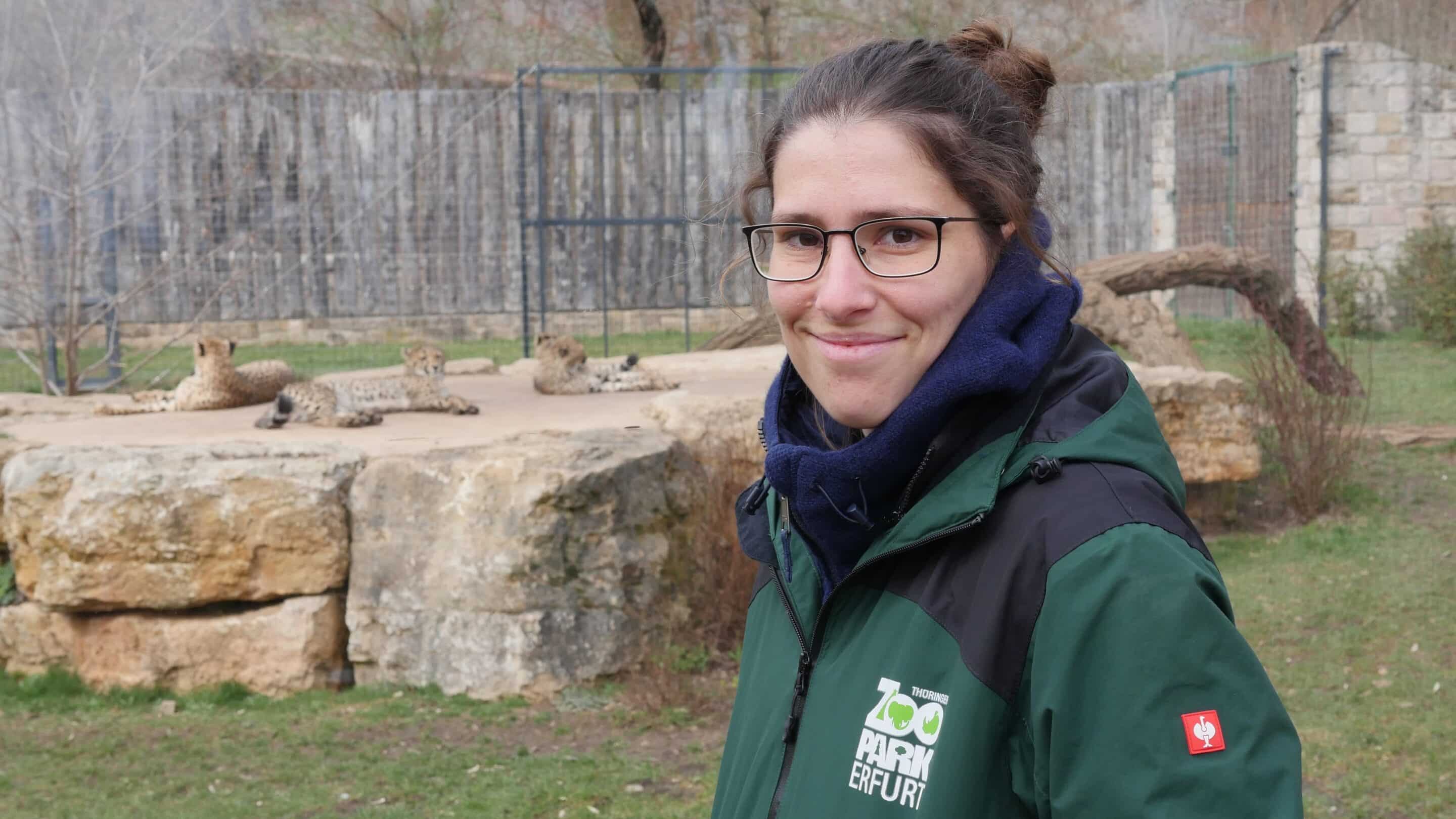Tierärztin Ines Stegmaier Länge vor den Geparden des Thüringer Zooparks Erfurt.