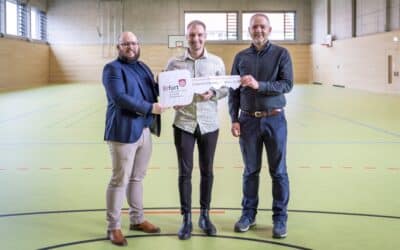 Moderne Klassenräume und eigene Turnhalle