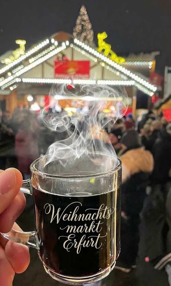 Erst ein Glühwein - oder auch mehrere - machen den Weihnachtsmarkt so richtig kuschlig.