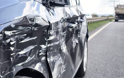 LKW verursacht schweren Unfall bei Überholvorgang