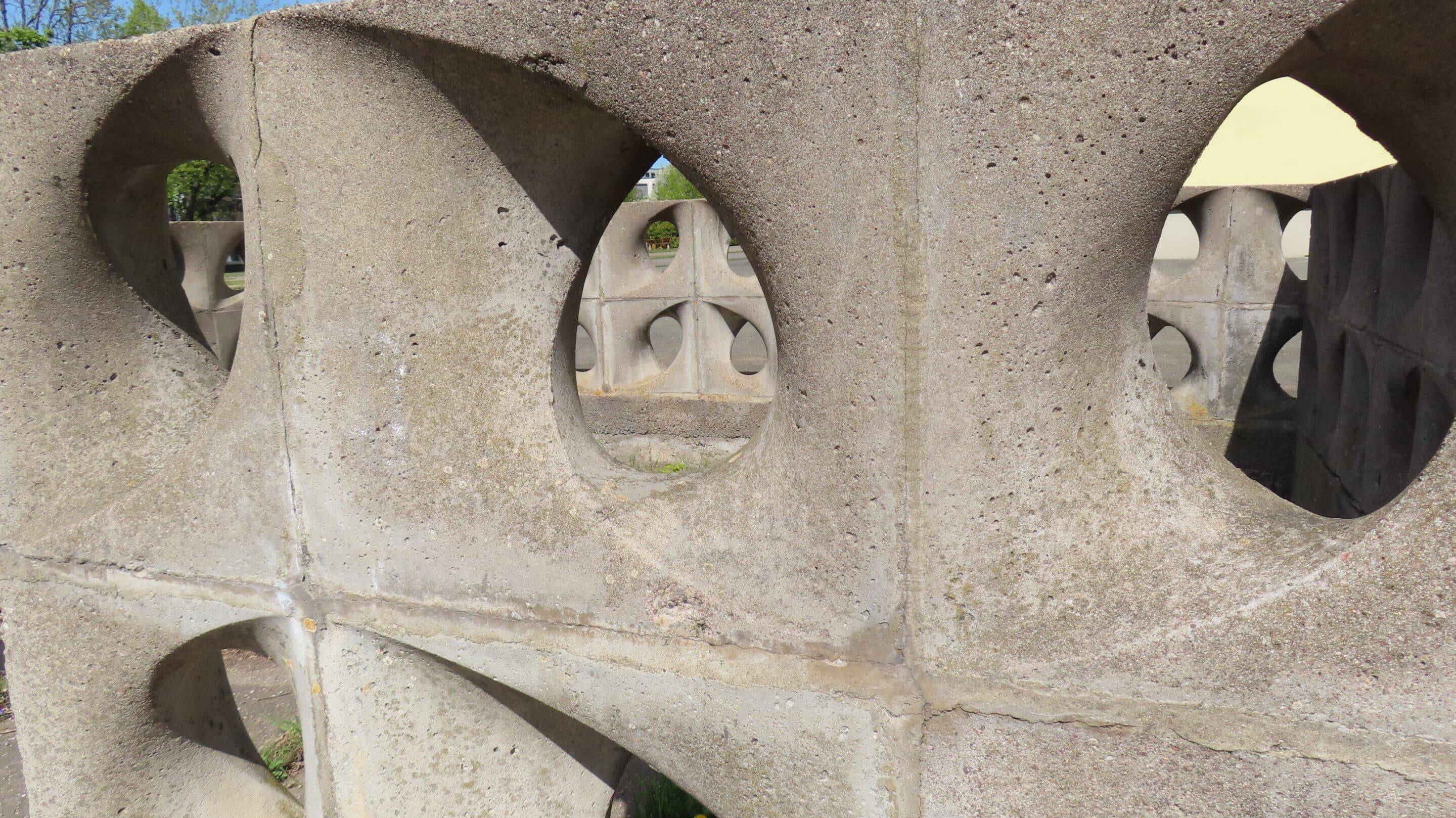 Ein Betonzaun aus DDR Zeit am Moskauer Platz in der Landeshauptstadt von Thüringen Erfurt.