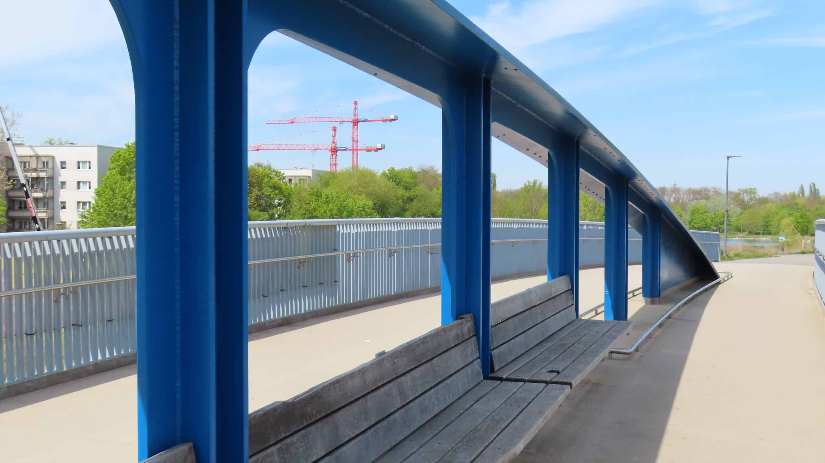 Der Blick von der Pierre-Mauroy-Brücke über die Straße der Nationen zum Moskauer Platz in Erfurt.