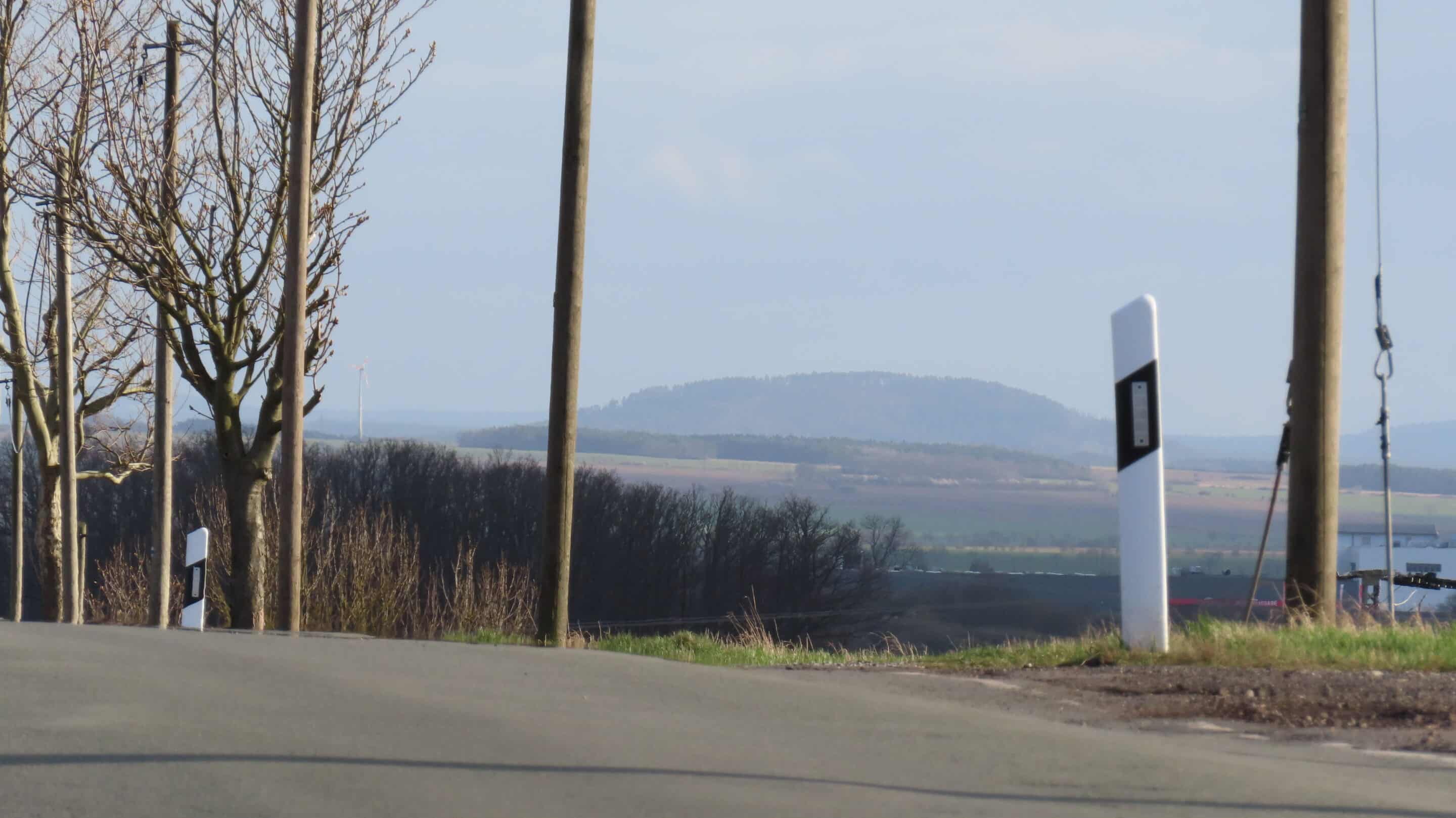 Der Singer Berg in Thüringen von Erfurt am Waldhaus aus gesehen.