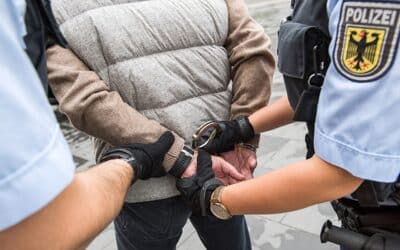 Mutter bewahrt ihren Sohn vor Justizvollzug