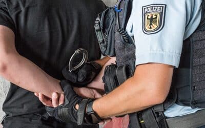 Mann wird mit zwei Haftbefehlen gesucht