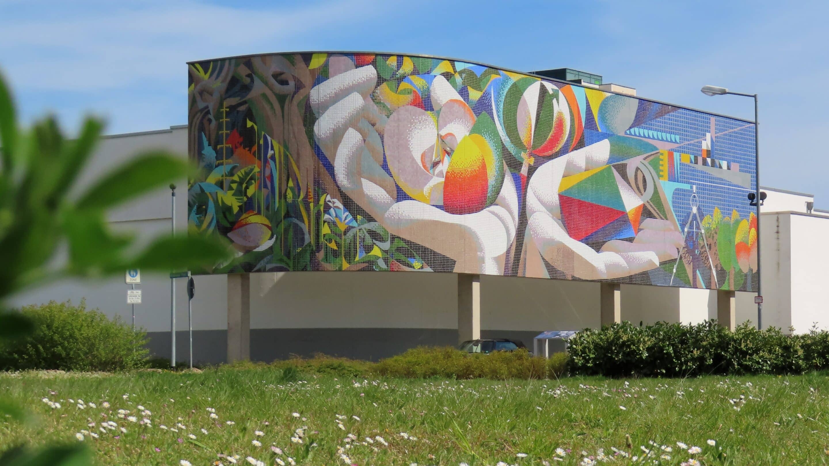 Wandplastik von Josep Renau aus den 1980 er Jahren am neuen Standort am Moskauer Platz Erfurt.