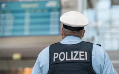 Flugreisender beleidigt Zollmitarbeiterin