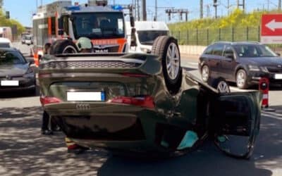 Audi überschlägt sich bei Verkehrsunfall