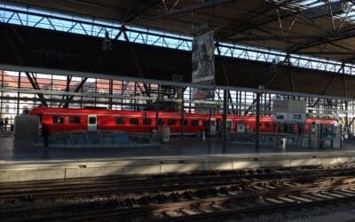 Erste Hilfe für eine ins Gleis gestürzte Frau
