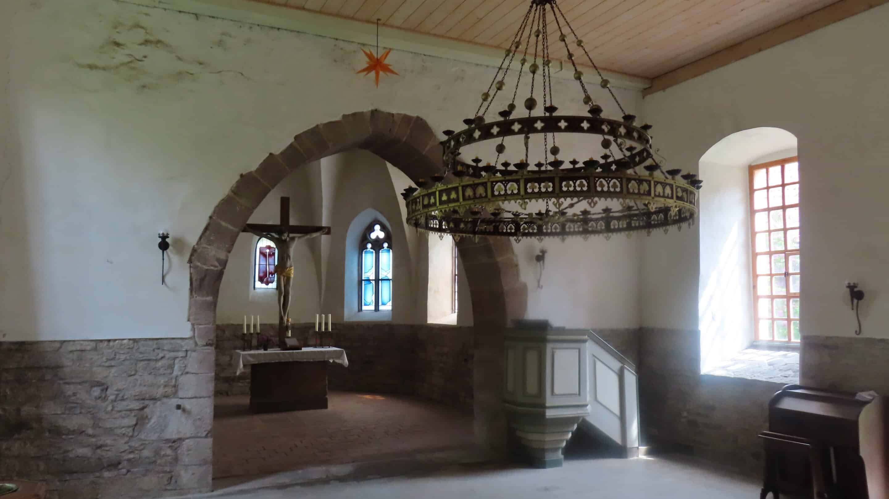 Der Innenraum der Kirche St. Mariä Geburt im Ortsteil Questenberg der Gemeinde Südharz in Sachsen Anhalt.