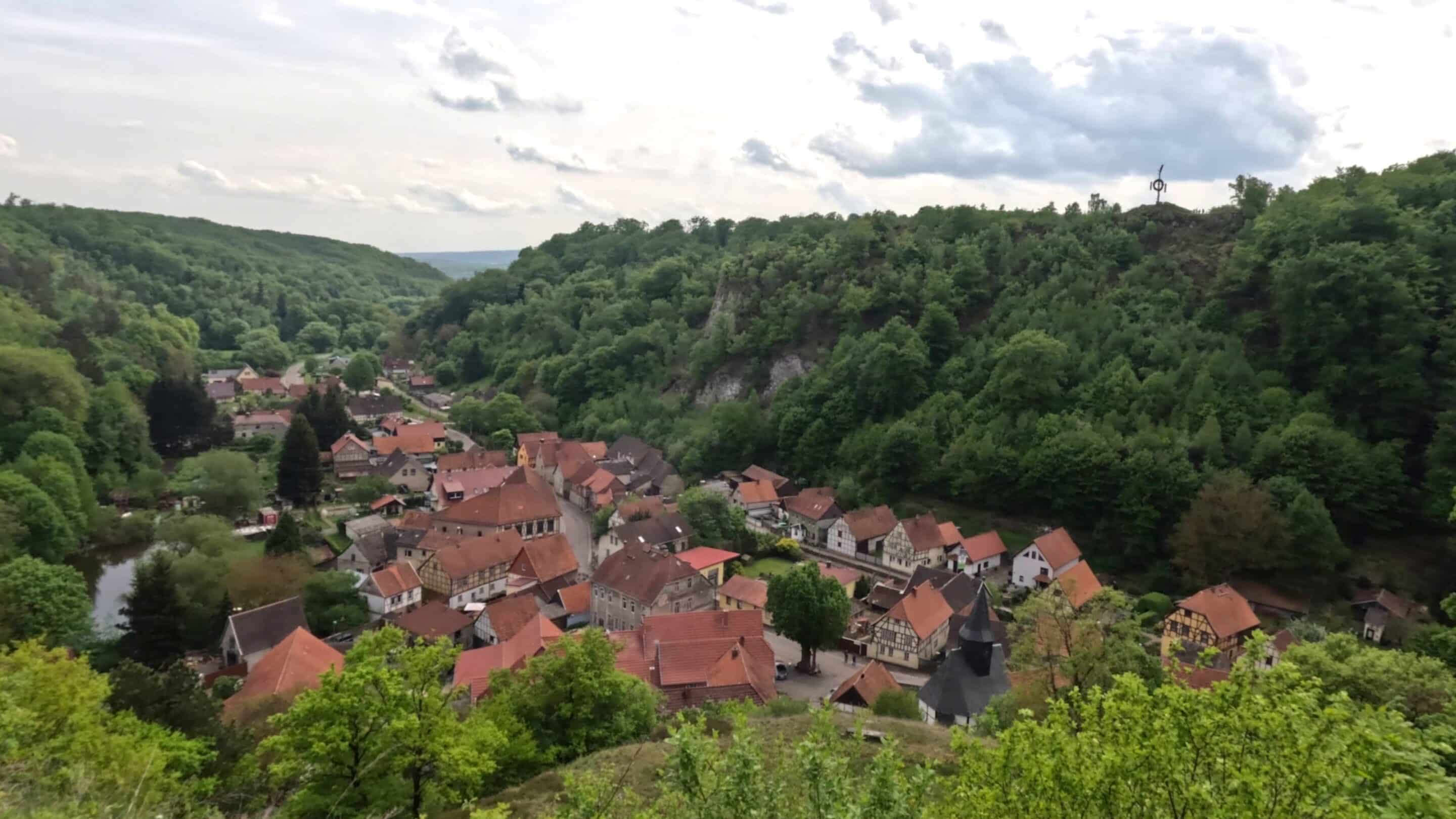 Der Ort Questenberg von der ehemaligen Burg mit der Queste gegenüber aus gesehen.