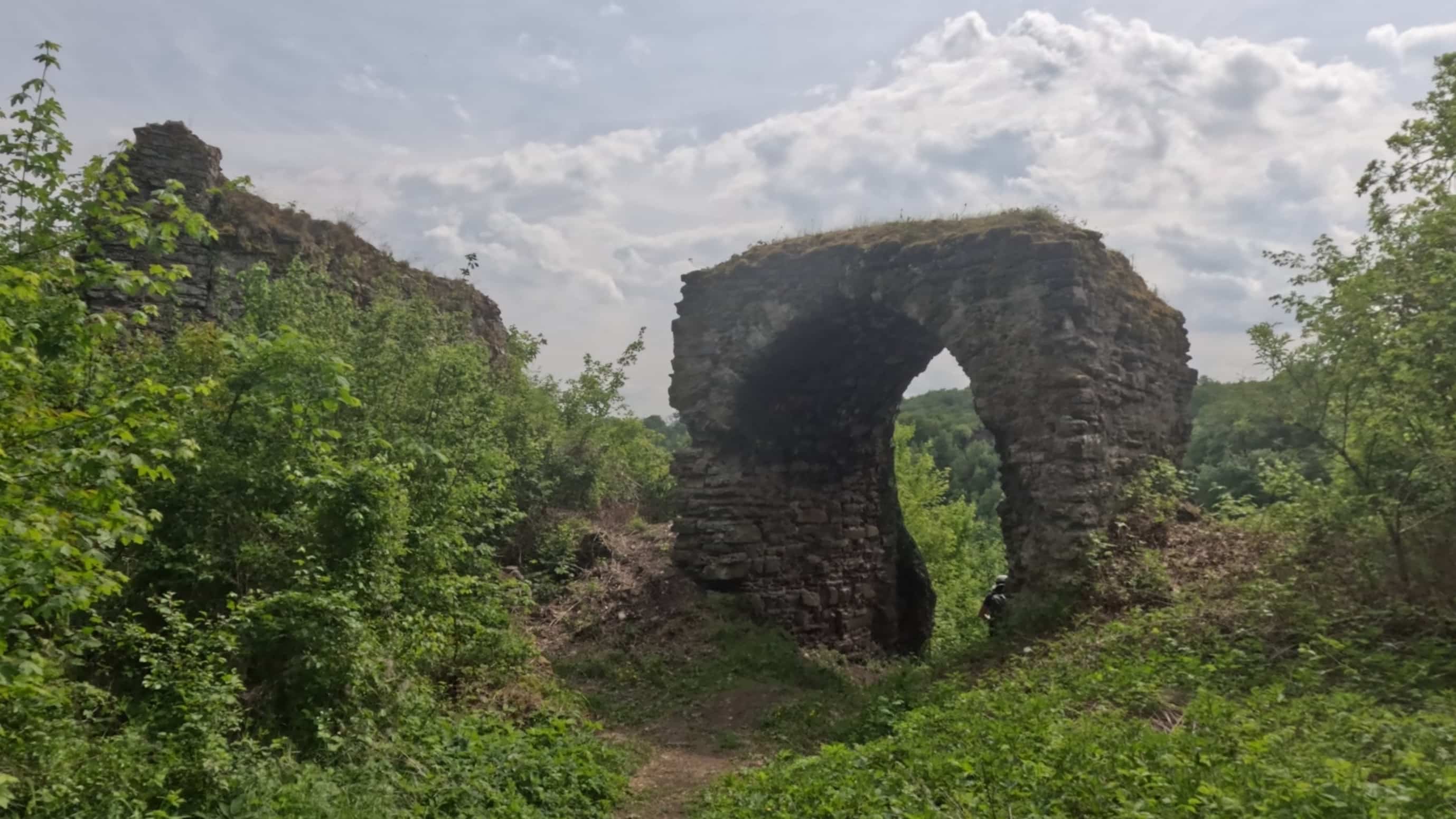 Das Tor der Burg Questenberg von der Oberburg.