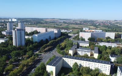 Sonnenschirm angezündet und Fenster beschädigt