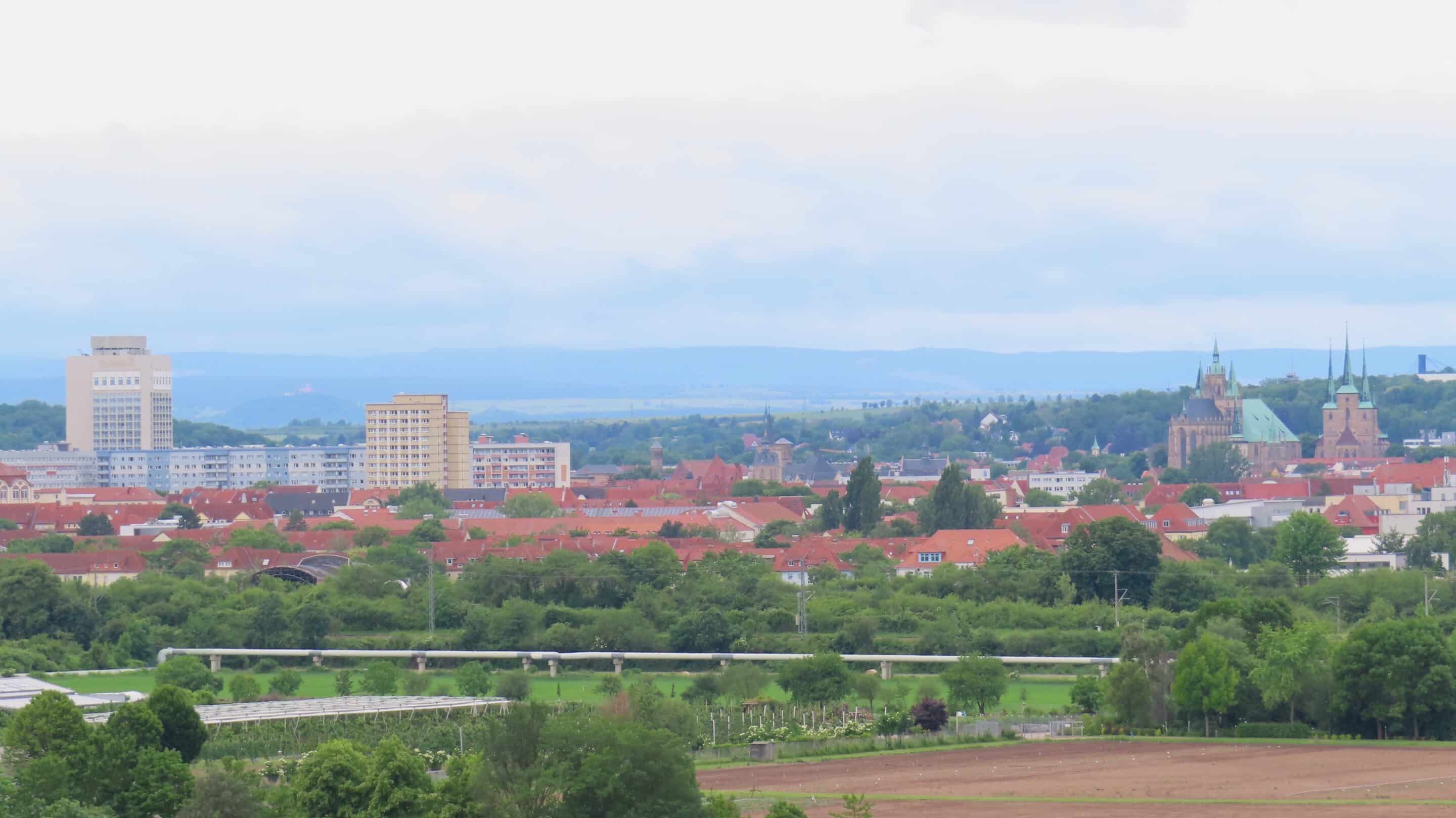 Der Blick vom Galgenberg im Osten der Thüringer Landehauptstadt Erfurt auf die Innenstadt mit Dom.