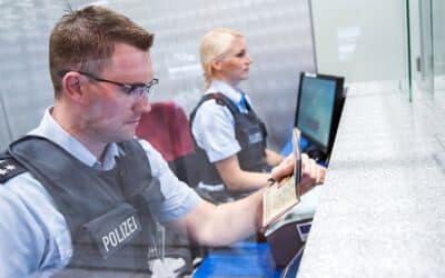 Haftbefehl und Springmesser am Flughafen festgestellt