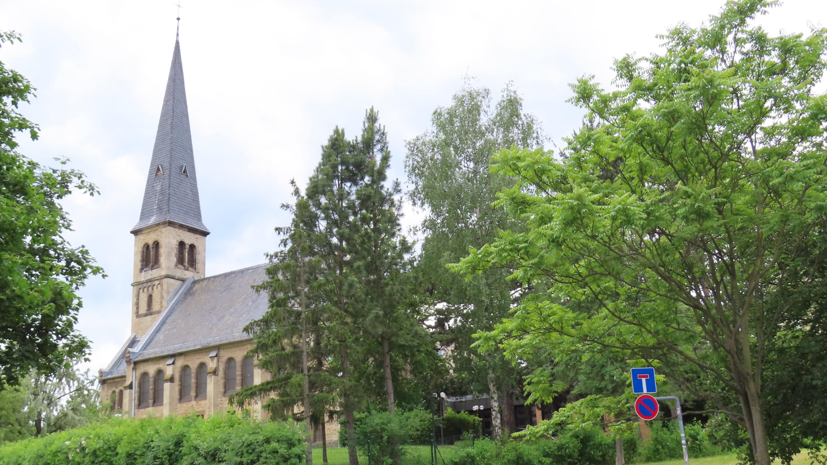 Die Gustav Adolf Kirche am Herrenberg im Südosten von Erfurt.
