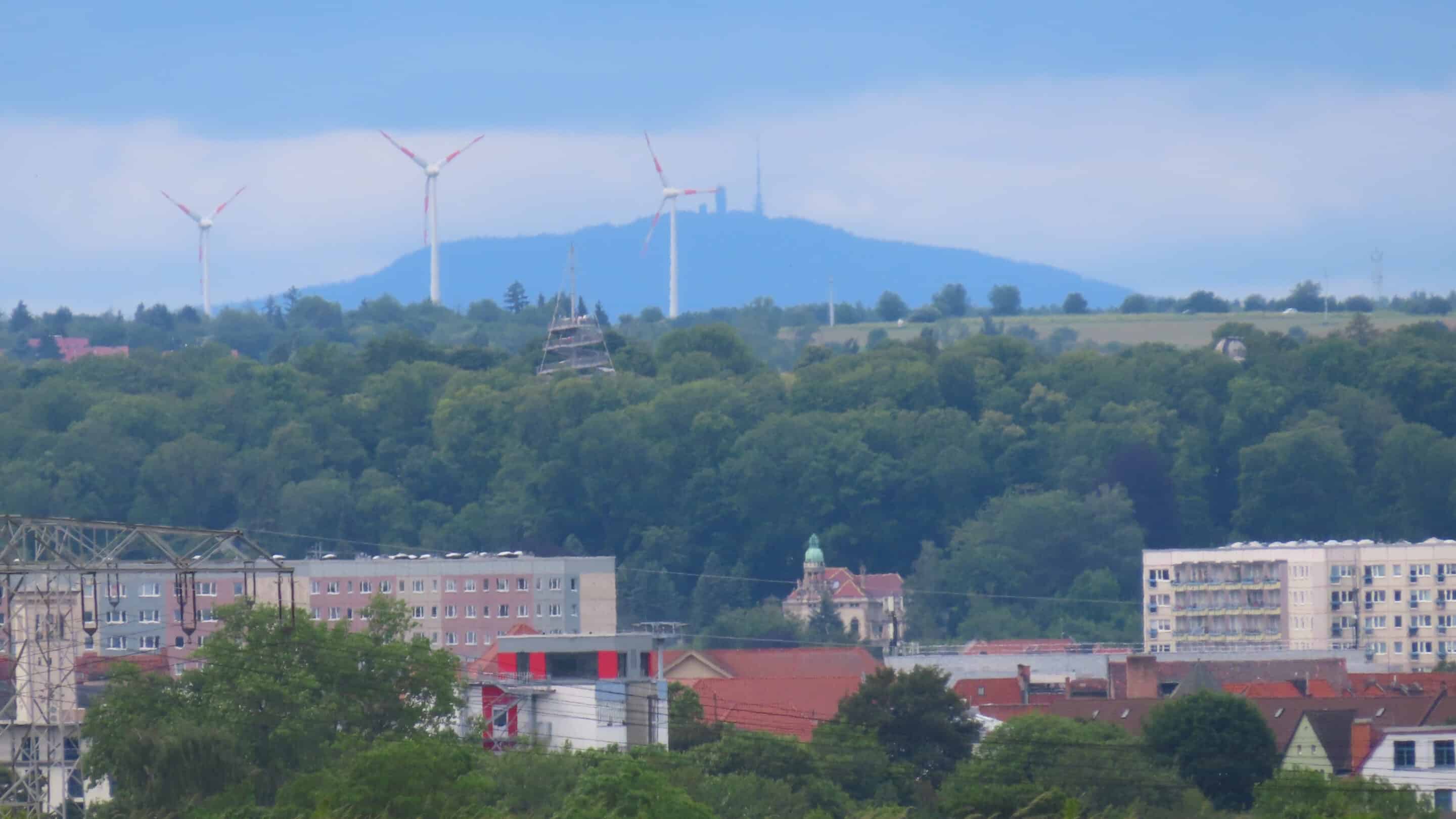 Der Inselsberg im Thüringer Wald vom Ringelberg in Erfurt aus gesehen.