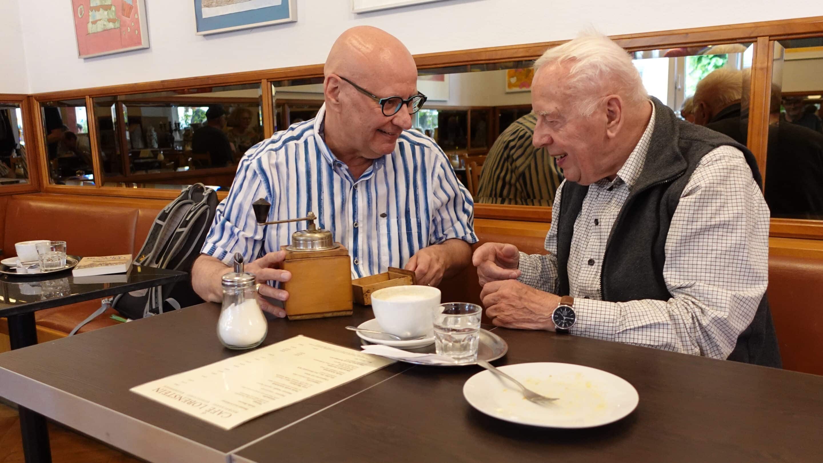 Thomas Marx von der Initiative Gemeinsam Erfurt im Gespräch mit einem Senior.