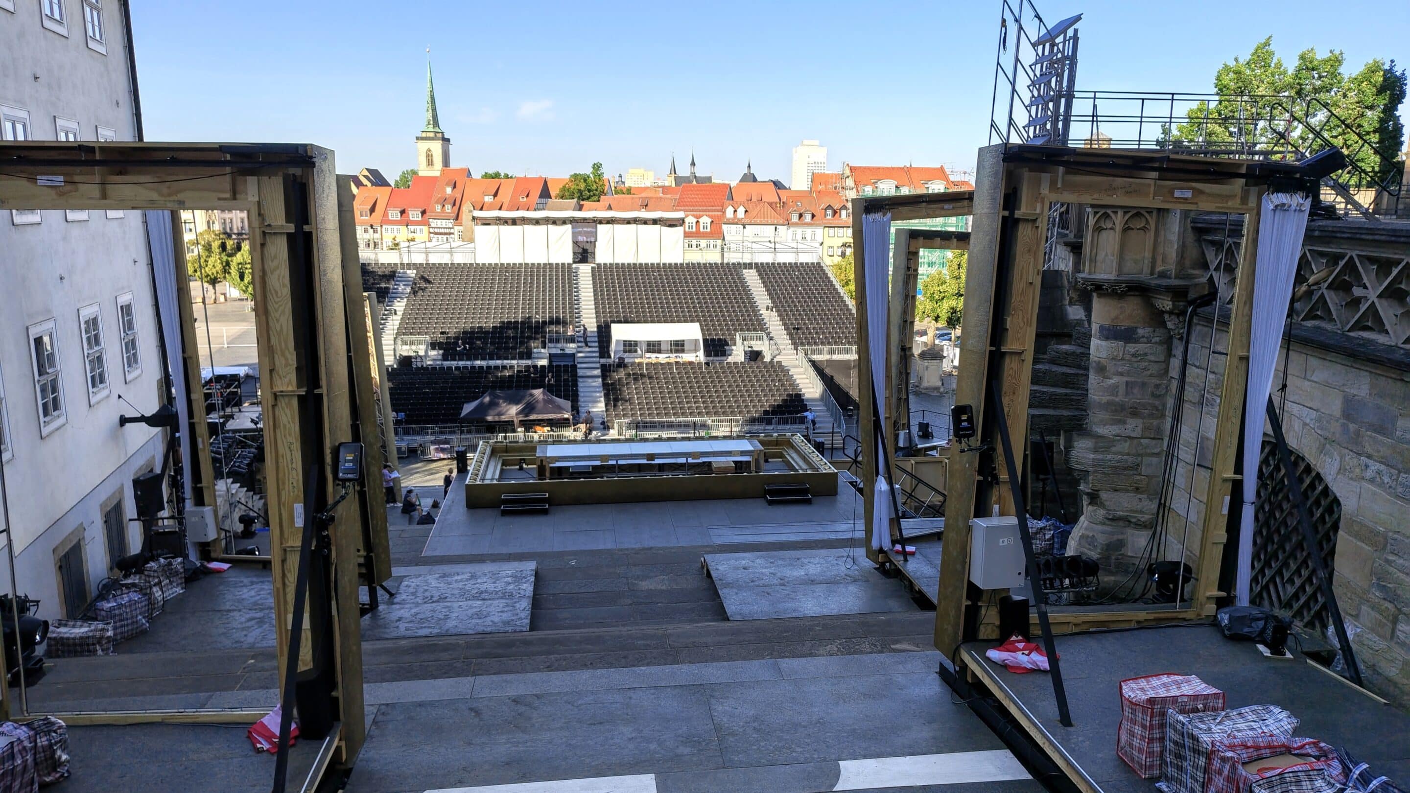 Aufbau der Buehne an den Dostufen fuer die Domstufen Festspiele 2026 scaled_erfurt