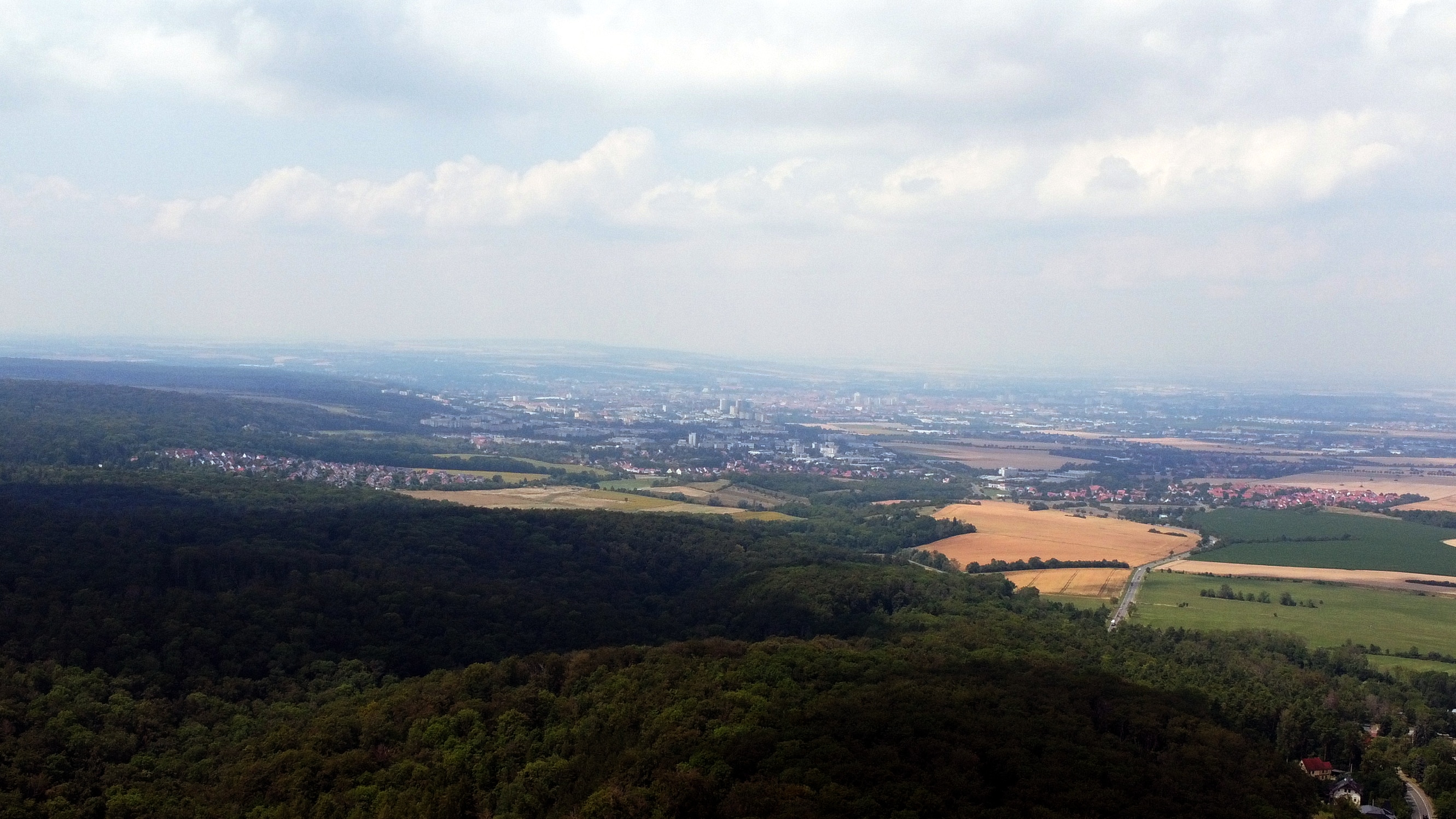 Der Blick auf Erfurt vom Fuchshügel aus 100 Meter Höhe über diesen mit 428 Metern höchsten Punkt der Stadt Erfurt..