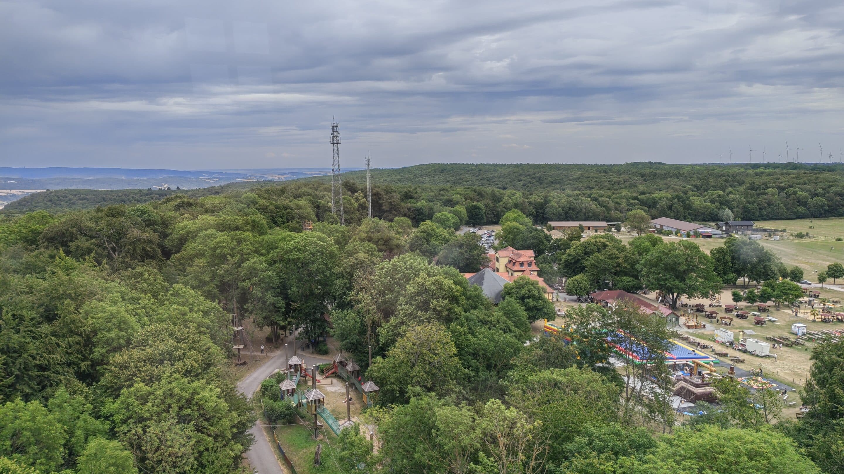 Blick vom Possenturm auf den Freizeitpark Possen und der Hainleite bei Sondershausen im Bundesland Thüringen. 