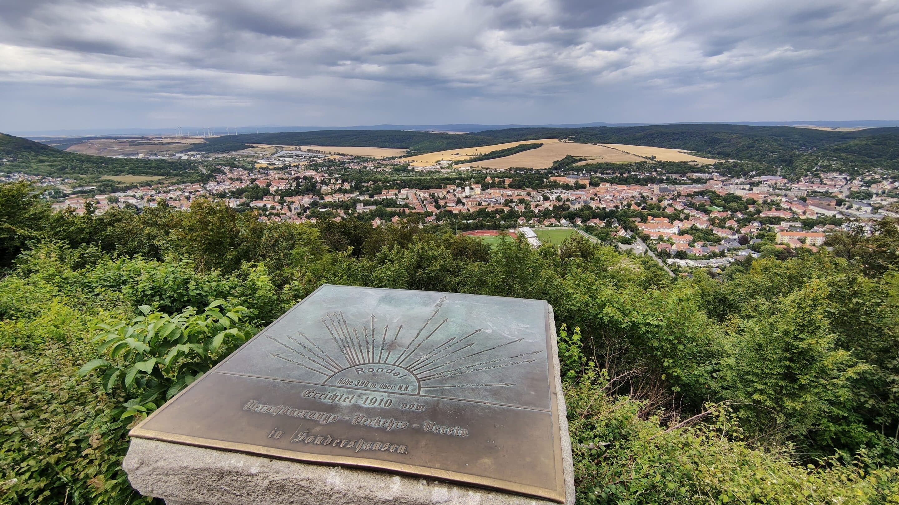 Der Blick vom Rondell einem Kriegerdenkmal bei Sondershausen über die Stadt zum Harz.