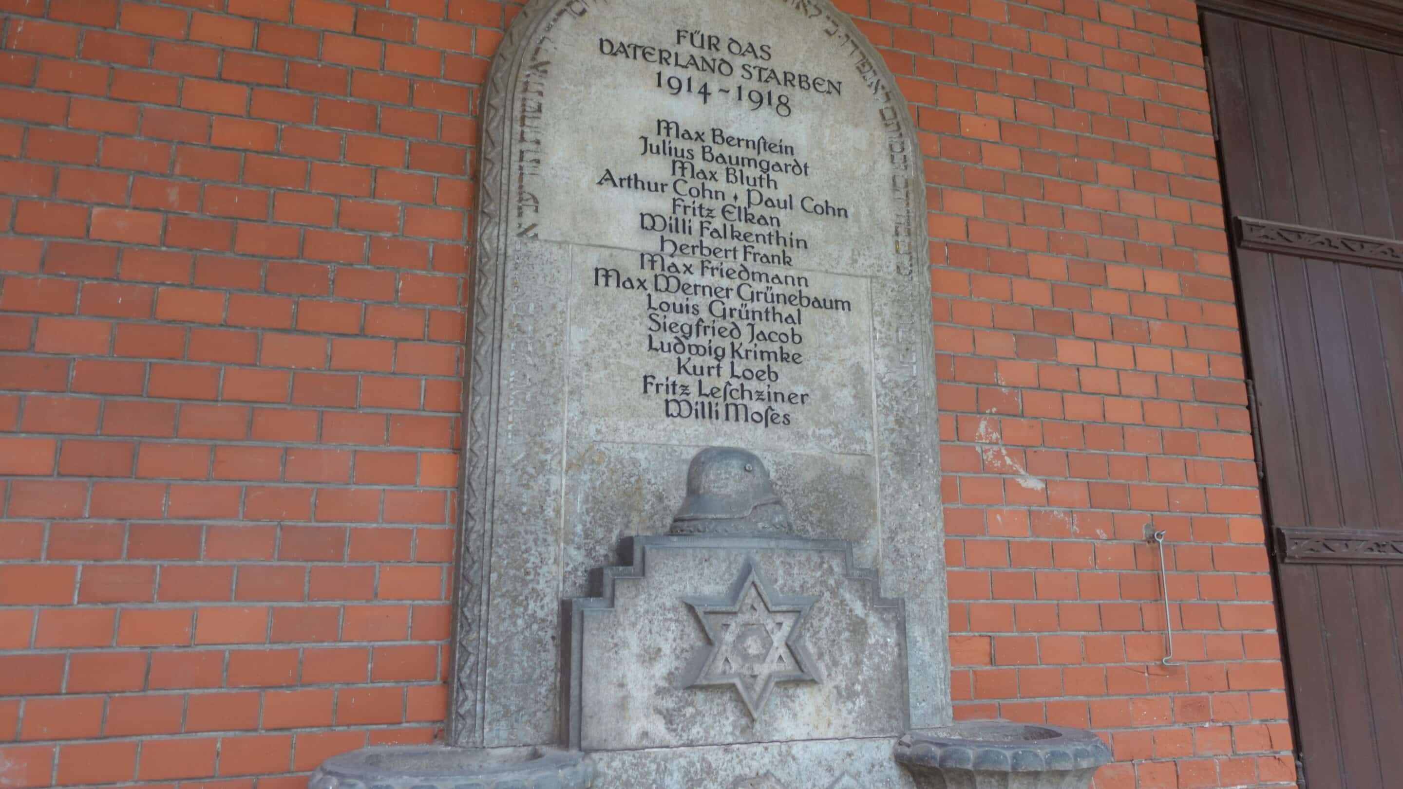 Gedenktafel an der Totenhalle des Neuen Jüdischen Friedhofs für die Gefallenen Erfurter des Ersten Weltkriegs jüdischen Glaubens.
