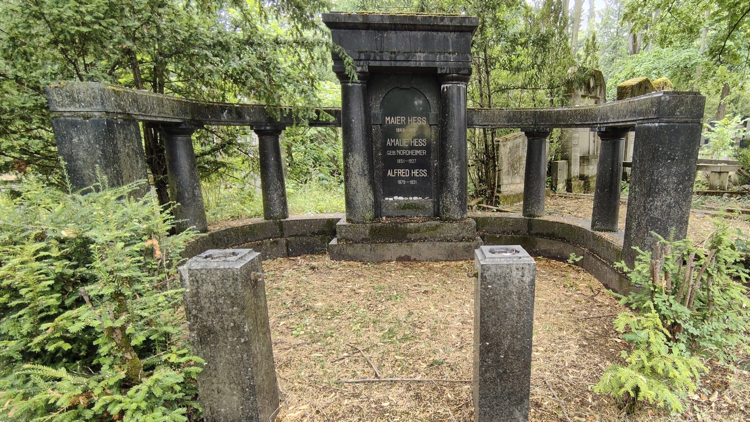 Das Gemeinschftsgrab von Alfred Amalie und Maier Hess auf dem Neuen Jüdischen Friedhof in der Thüringer Landeshauptstadt Erfurt.