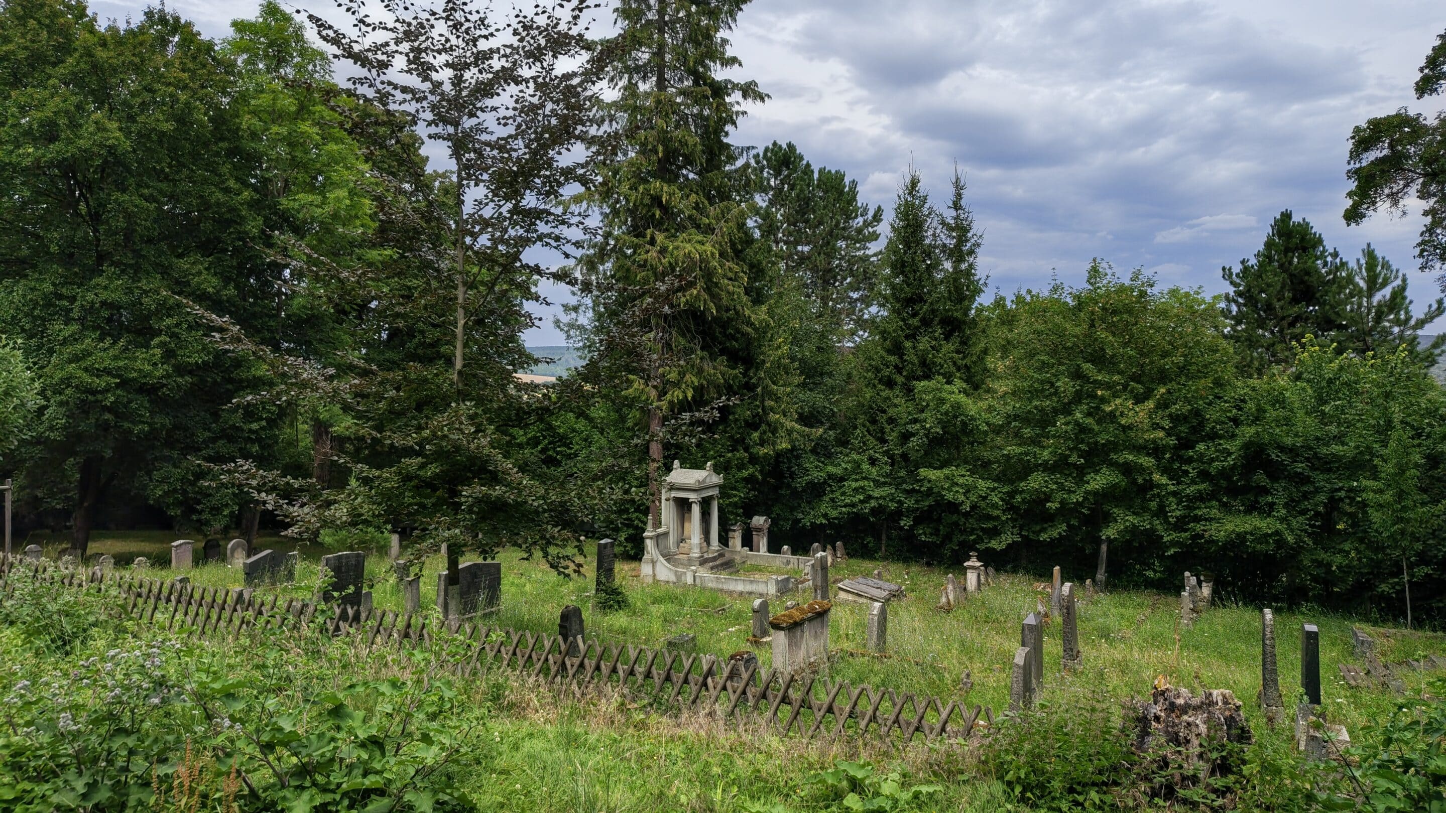 Der Jüdische Friedhof der thüringischen Stadt Sondershausen am Rand der Hainleite.