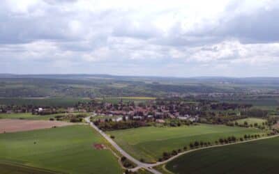 Schmierereien mit Fußballbezug an Hauswand