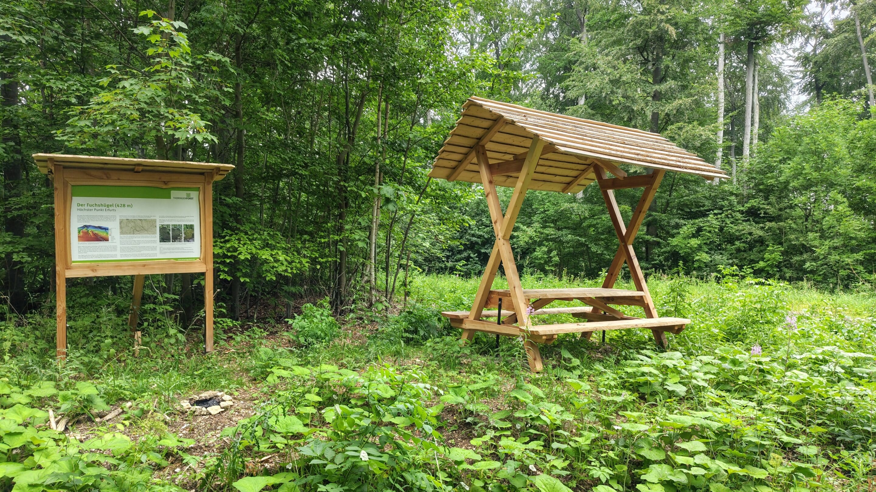 Eine Sitzraufe und Tafel markieren den Fuchshügel höchster Punkt von Erfurt der Landeshauptstadt von Thüringen.