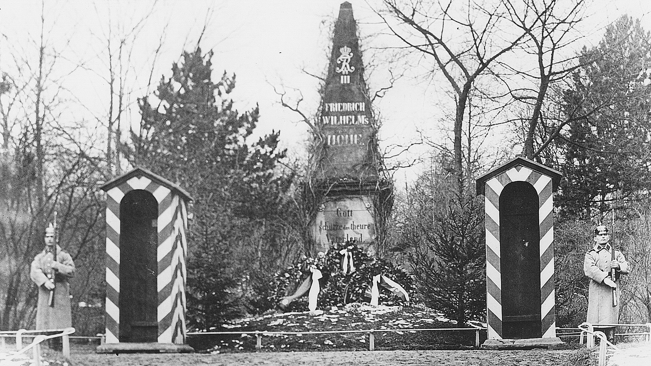Vor dem Denkmal Friedrich Wilhelm 3 im ehemaligen Augustapark im Steiger Erfurt stehen zwei Wachsoldaten.
