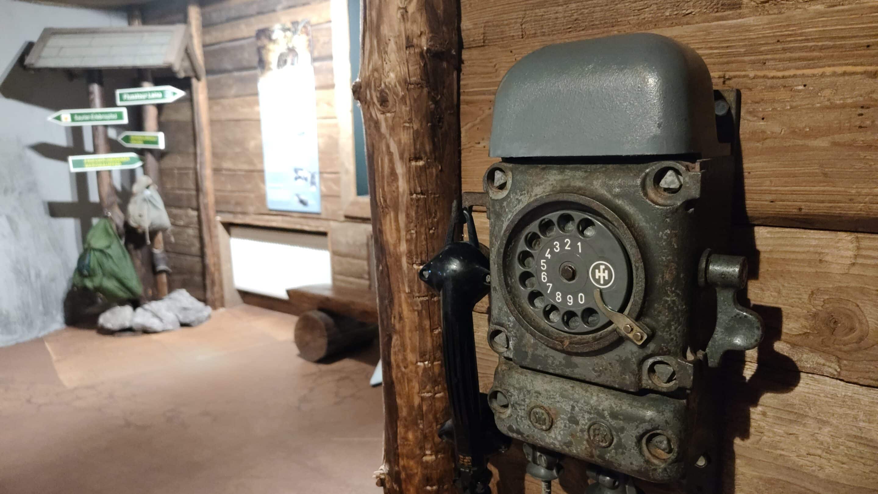 Friedrichroda – Vor der Kulisse des Thüringer Walds 5 Friedrichroda – Vor der Kulisse des Thüringer Walds Ein altes Telfon im Informationzentrum Marienglashoehle bei Friedrichroda in Thueringen scaled_erfurt