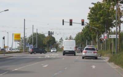 Betrunkener Mann greift Polizisten an