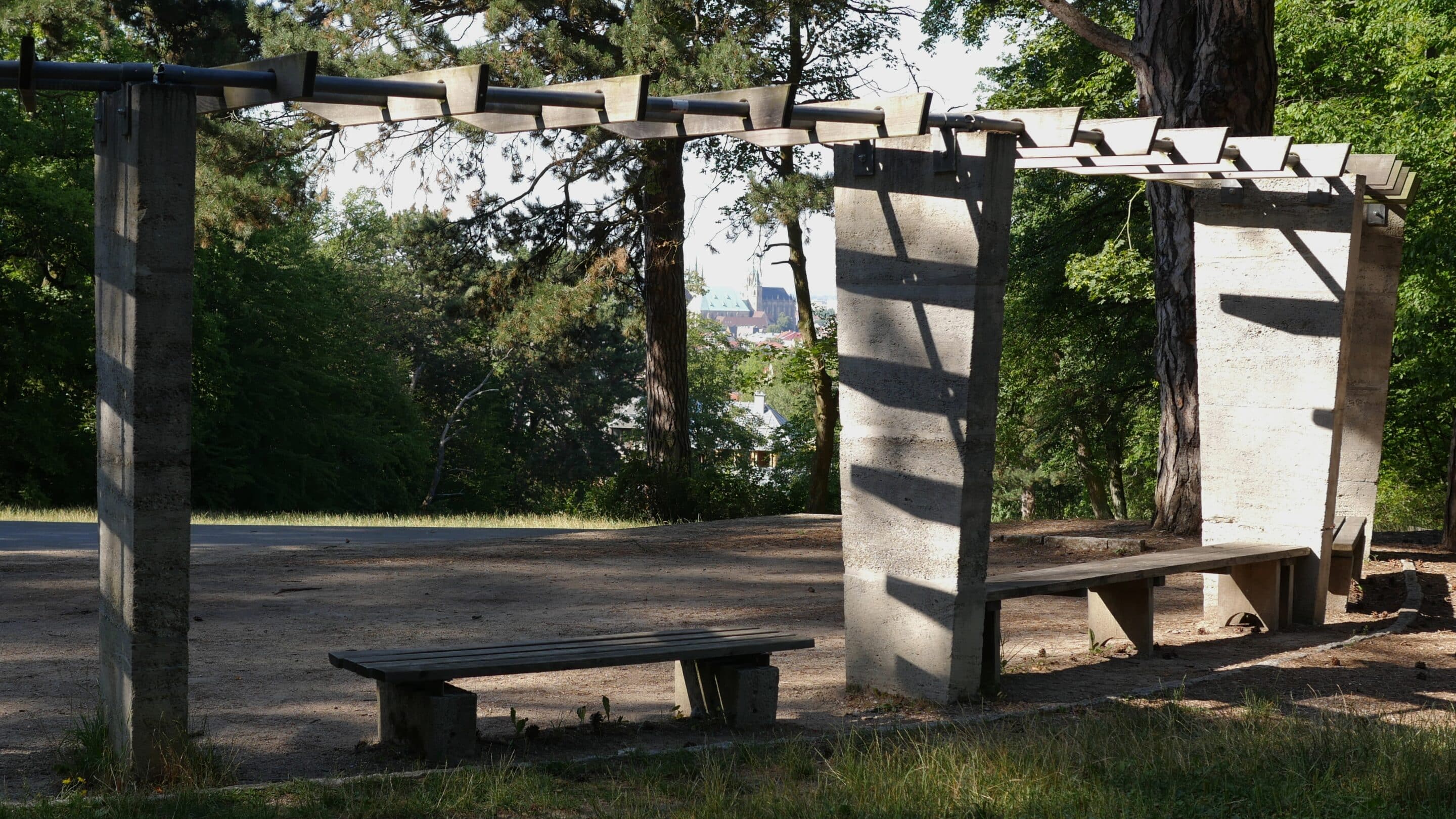 Die Sängerwiese in der Landeshauptstadt Erfurt im sommerlichen Steiger mit Dom und Pergola.