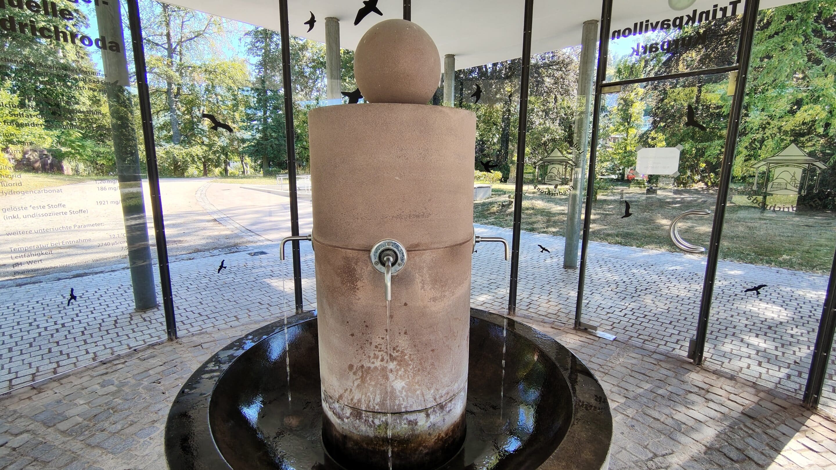 Friedrichroda – Vor der Kulisse des Thüringer Walds 6 Friedrichroda – Vor der Kulisse des Thüringer Walds Trinkbrunnen mit Heilwasser im Kurpark Friedrichroda einer Kleinstadt in Thueringen scaled_erfurt