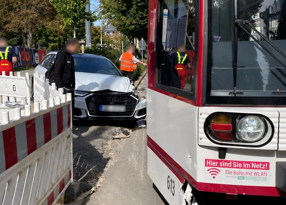 Hoher Sachschaden bei Verkehrsunfall mit Straßenbahn