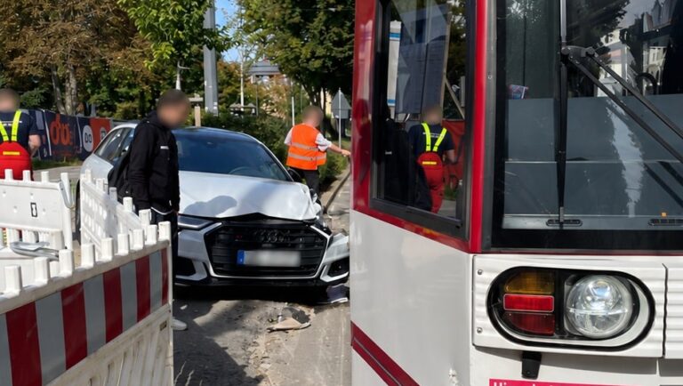 Das Erfurt-Magazin 13 Das Erfurt-Magazin Hoher Sachschaden bei Verkehrsunfall mit Straßenbahn