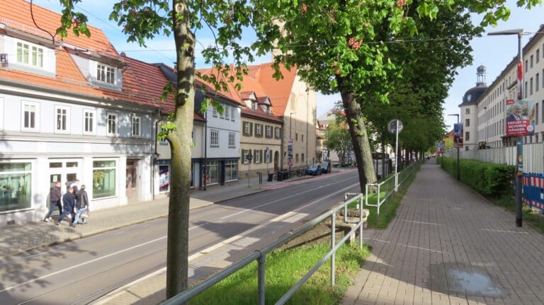 Das Erfurt-Magazin 13 Das Erfurt-Magazin Fahrradfahrer bei Zusammenstoß mit Bus verletzt