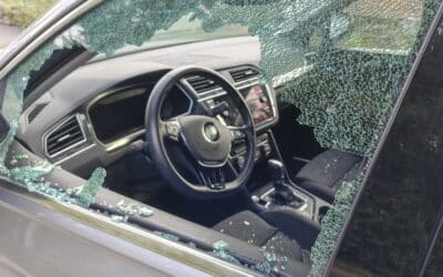 Scheibe an Auto eingeschlagen