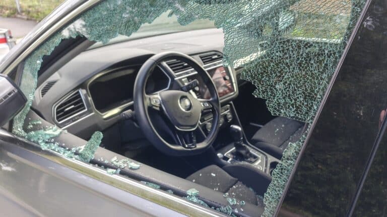 Das Erfurt-Magazin 14 Das Erfurt-Magazin Scheibe an Auto eingeschlagen