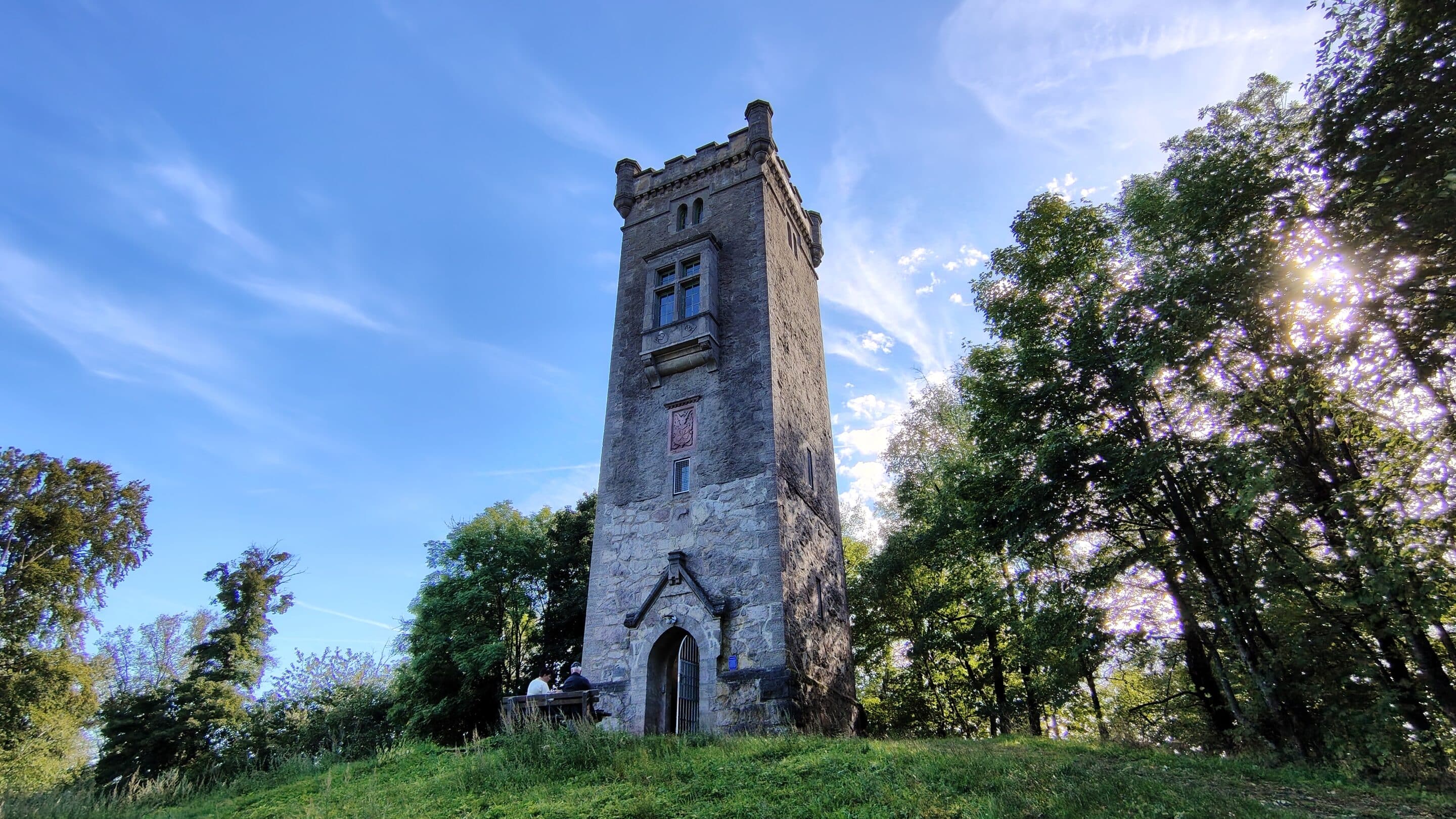 Der Bismarckturm befindet sich auf dem höchsten Punkt des Dombergs in Suhl.