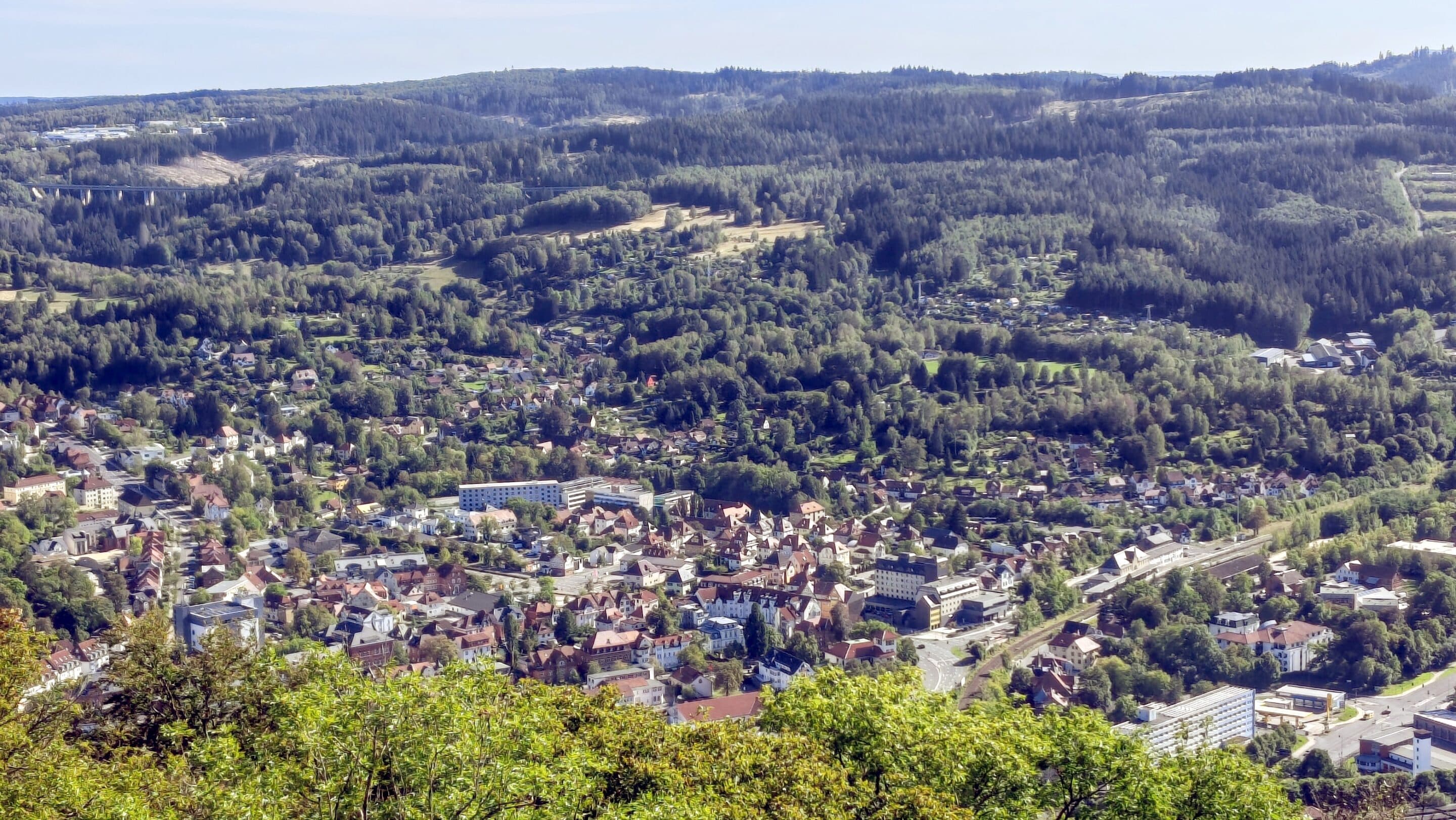 Blick auf die Stadt Suhl vom Bismarckturm auf dem Domberg den Hausberg der Südthüringer Stadt.