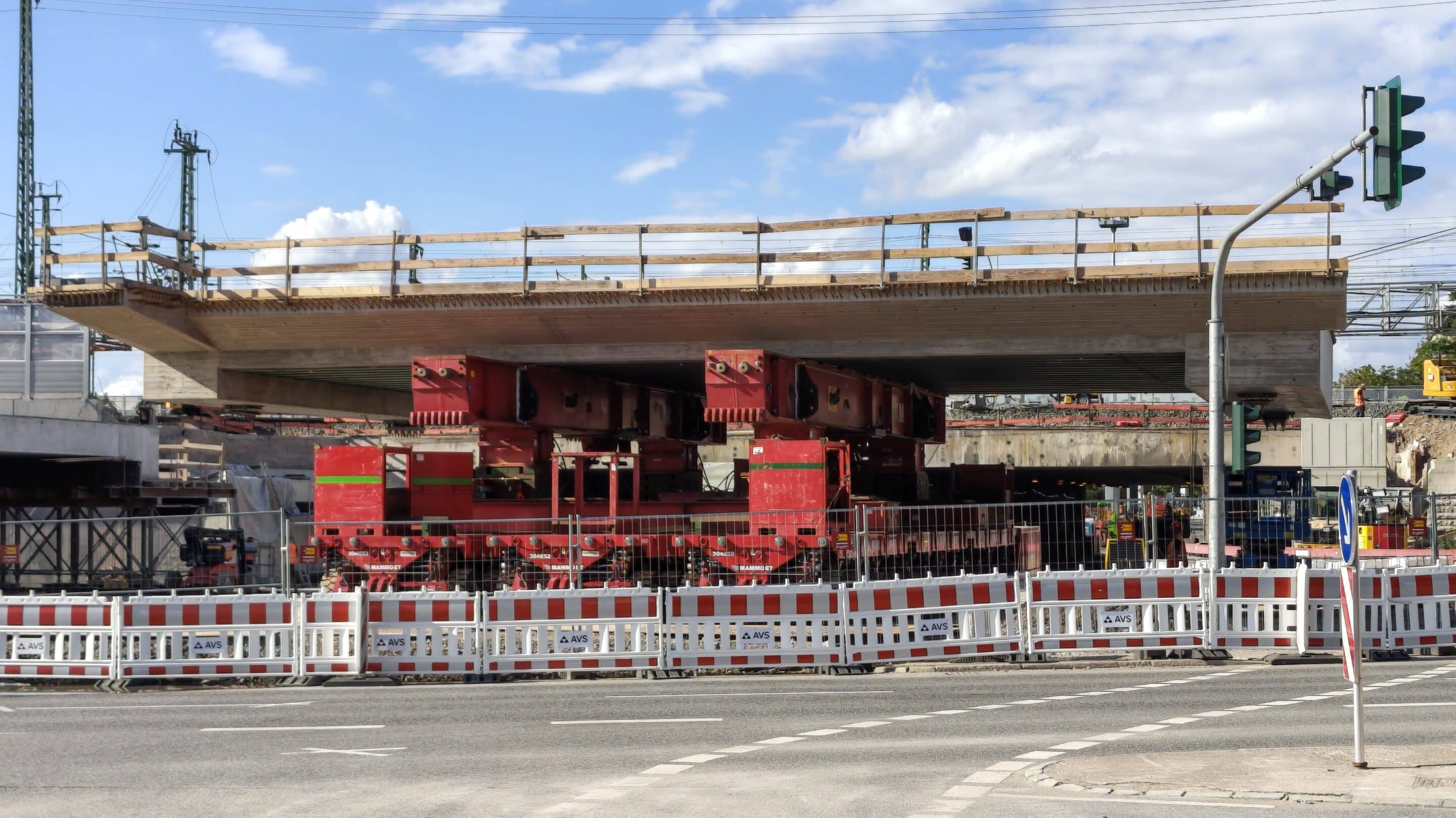 Neues Brueckenelement bereit fuer den Einbau am Schmidtstedter Konoten Erfurt scaled_erfurt