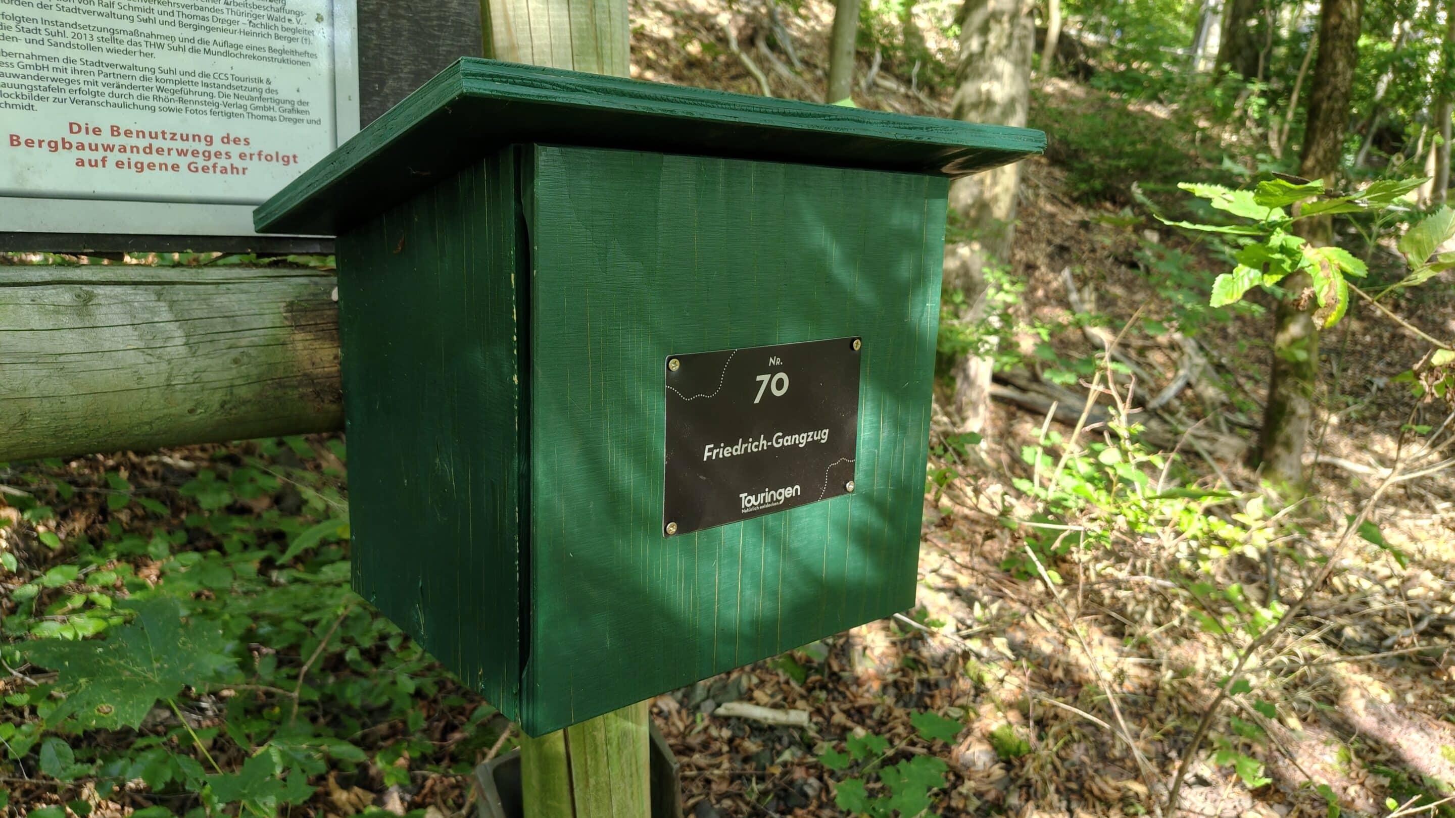 Der Touringen Stempelkasten 70 am Bergbauwanderweg auf dem Domberg in Suhl.